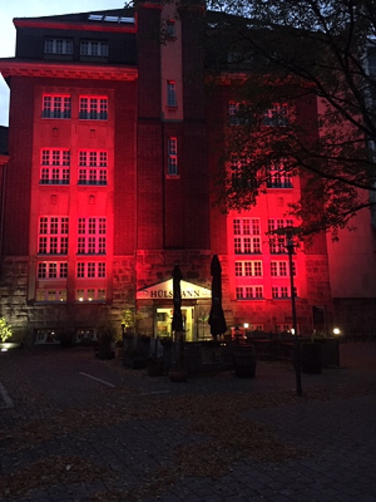 Rot angestrahltes Gebäude der ehemaligen Brauerei Hülsmann